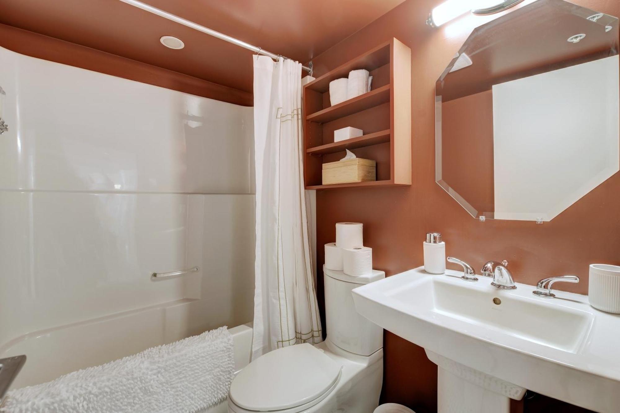 Victoria'S Parliamentary Suite With Private Rooftop Patio & Harbour View מראה חיצוני תמונה